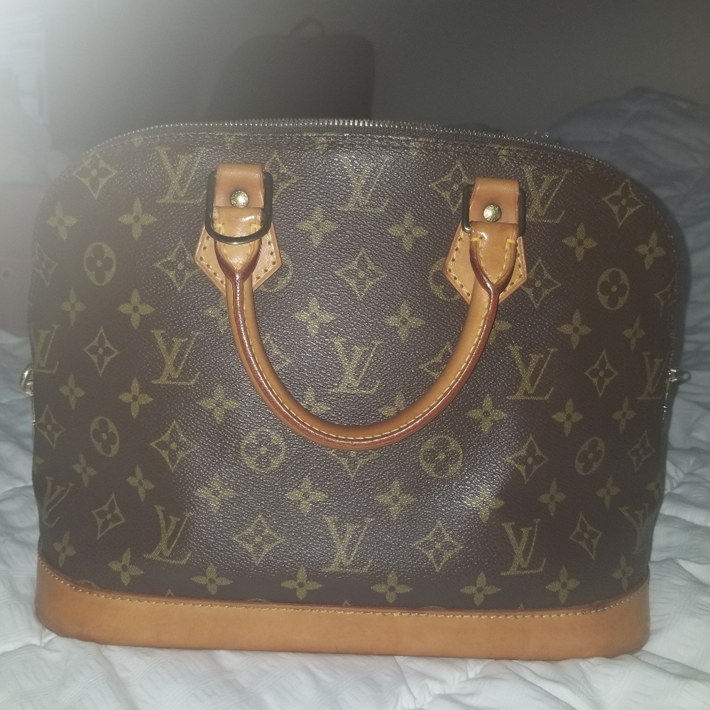 👛 AUTHENTIC Louis Vuitton
Monogram Alma PM.